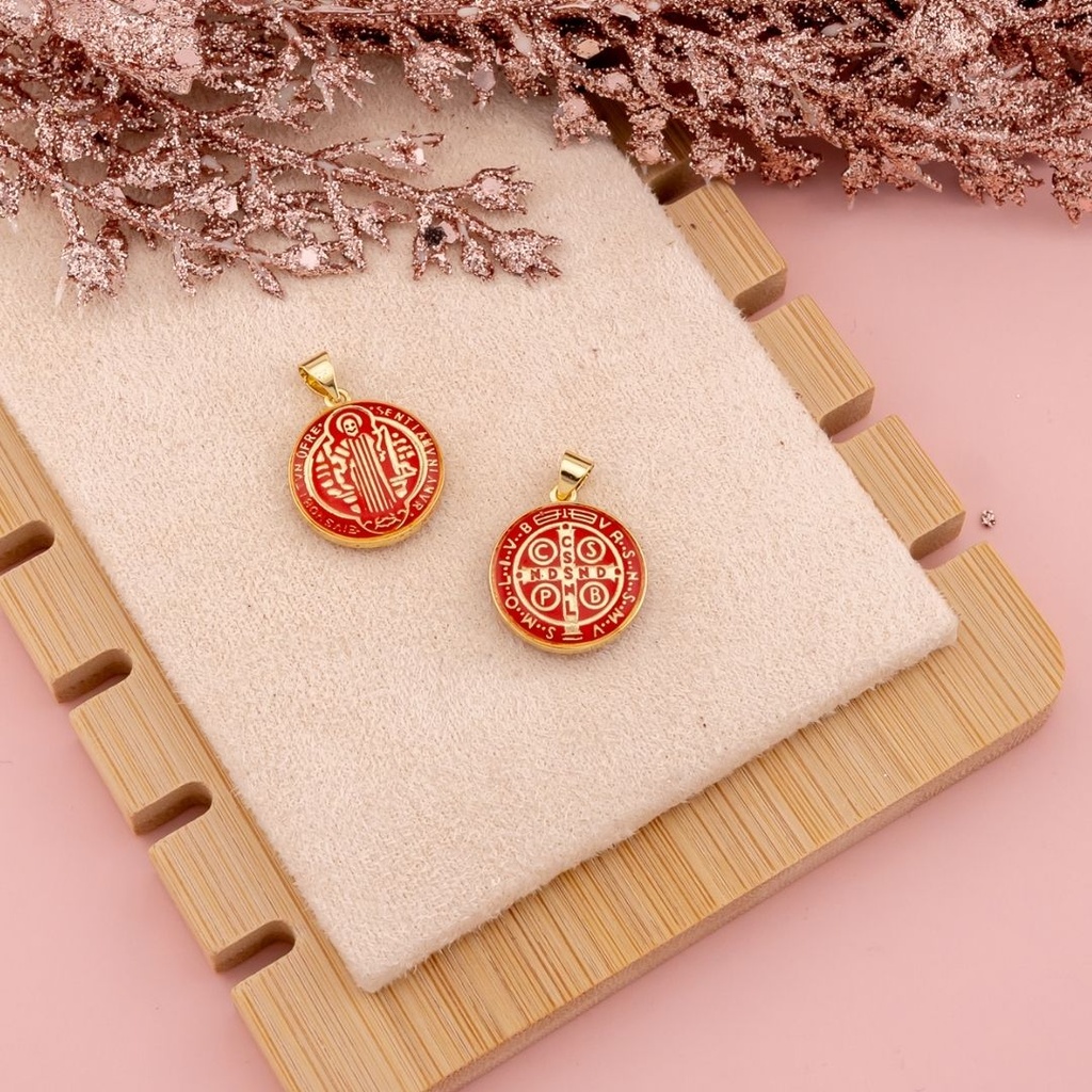 Dije San benito esmaltado baño 18k rojo