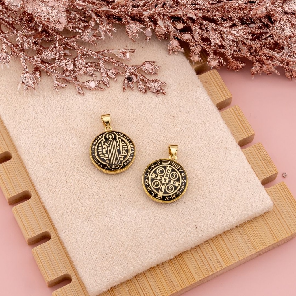 Dije San benito esmaltado baño 18k negro