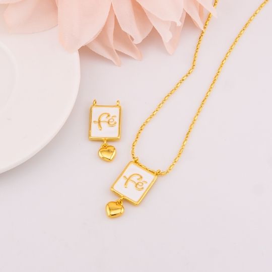Dije escapulario esmaltado con colgante baño 18k