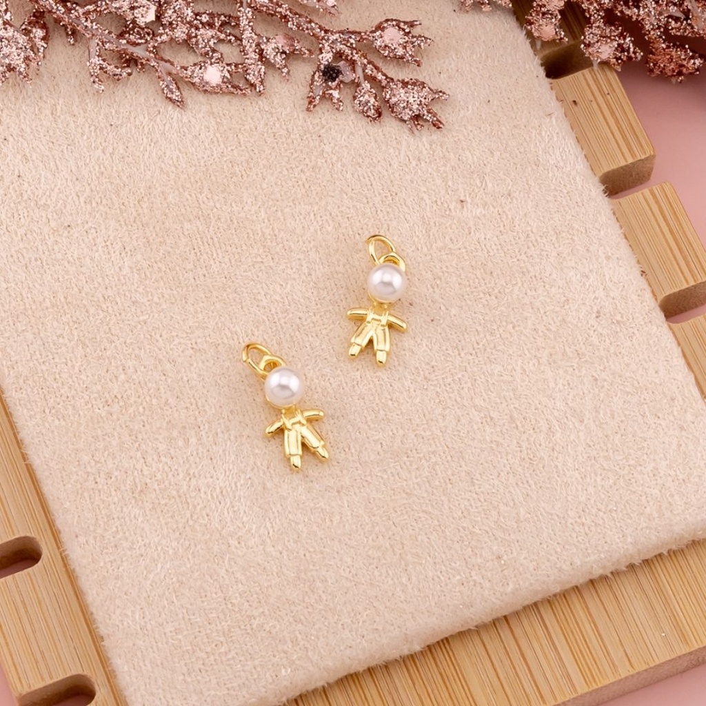 Dije niño con perlita baño 18k