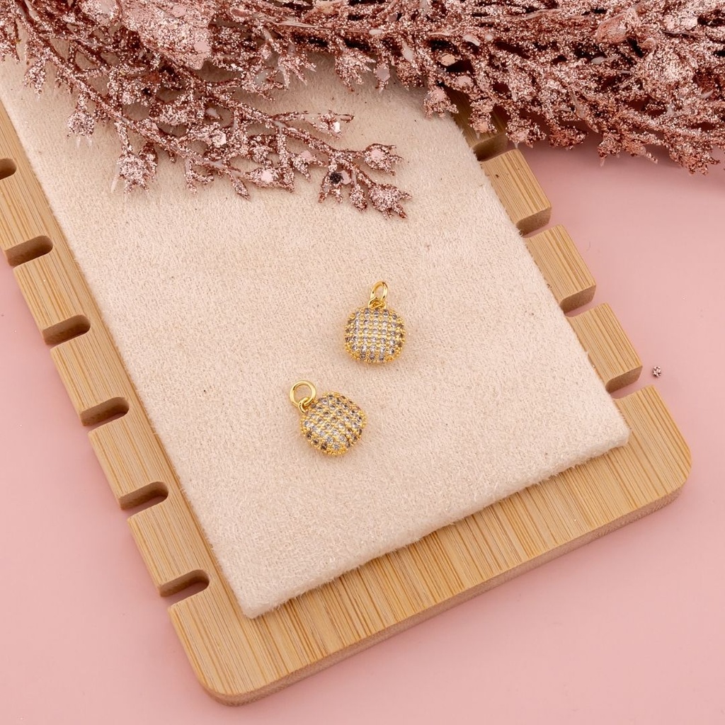 Dije cuadrado con zirconias baño 18k