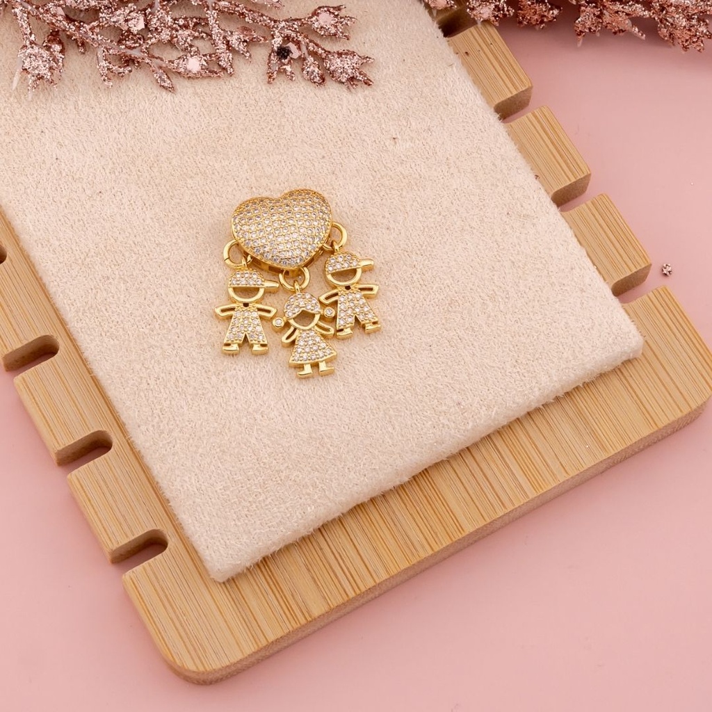 Dije de corazon con niños con zirconias baño 18k