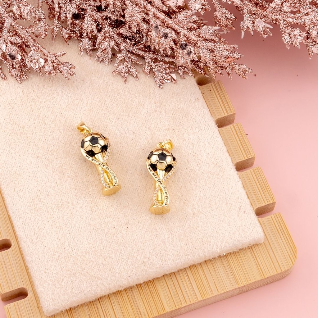 Dije copa con mensaje ¨WE ARE THE CHAMPIONS¨ baño 18k