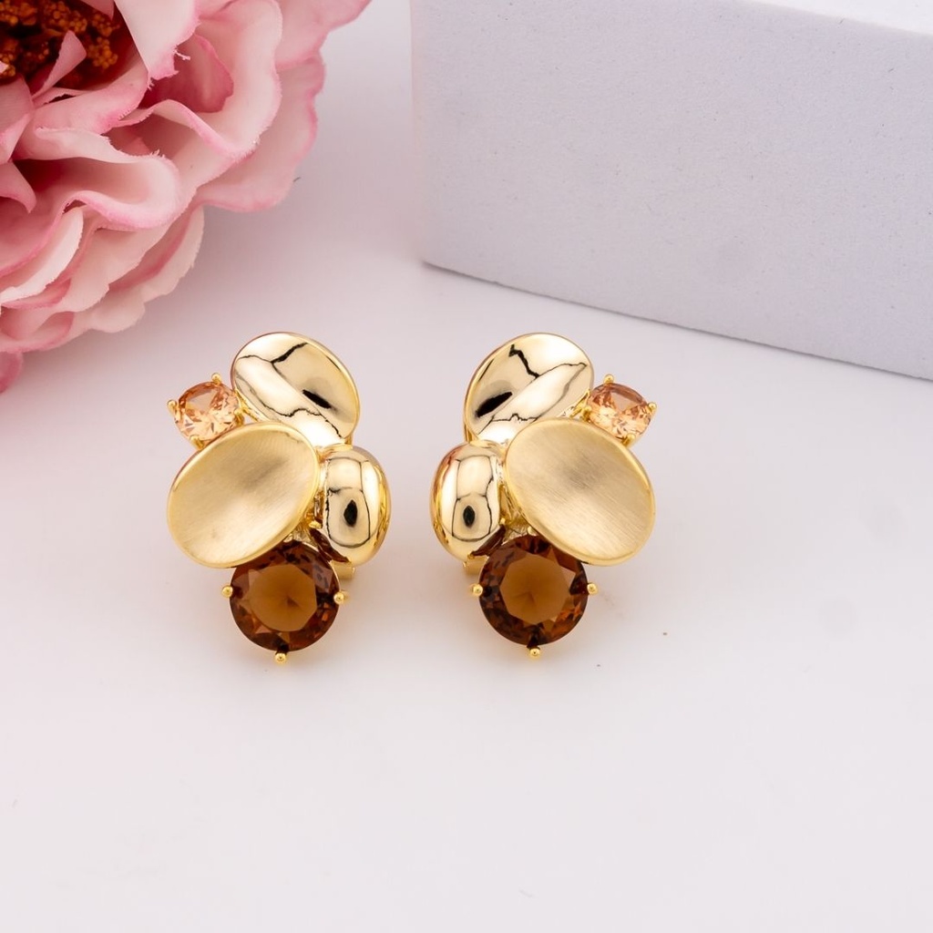 Aretes stud con patente omega baño 18k