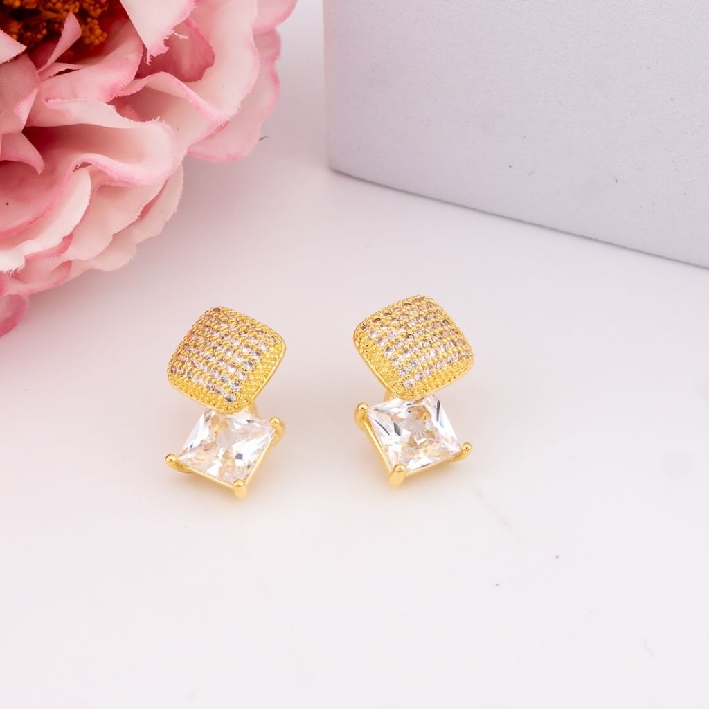 Aretes stud cuadrados con zirconias baño 18k