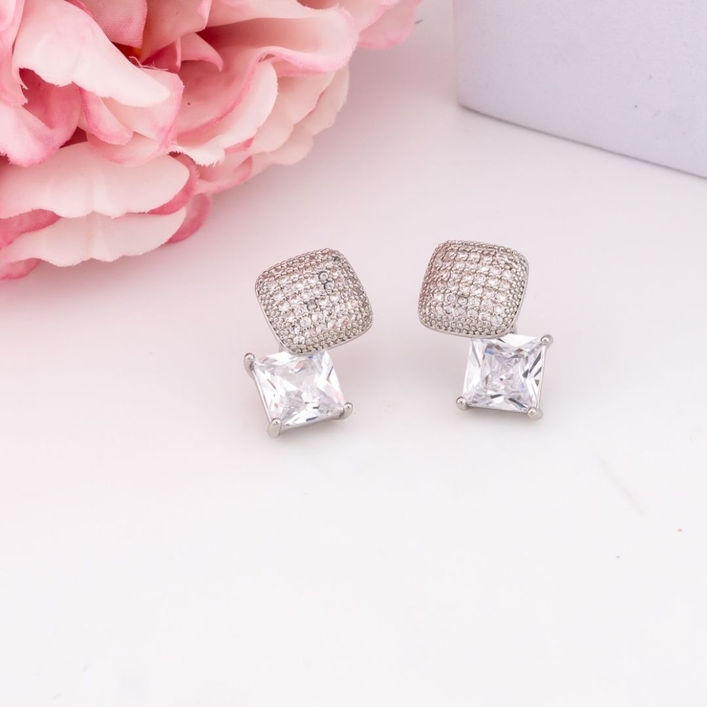 Aretes stud cuadrados con zirconias baño 18k plateados