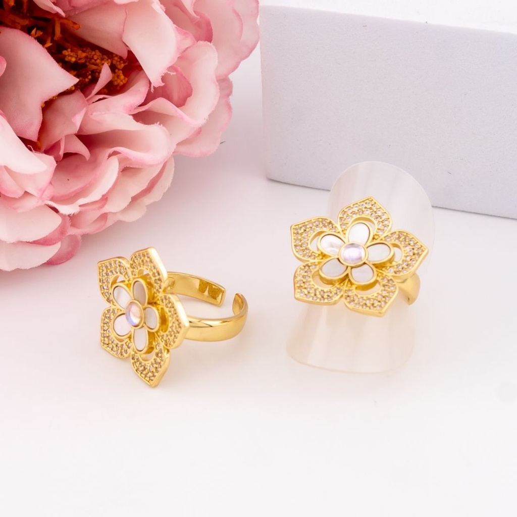 Anillo ajustable de flor con madre perla baño 18k