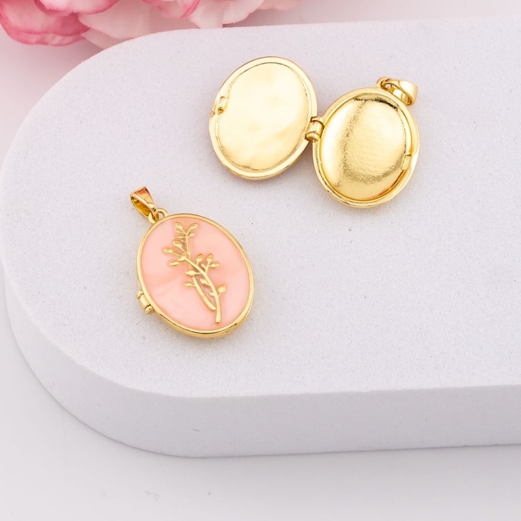 Dije relicario esmaltado de flor baño 18k