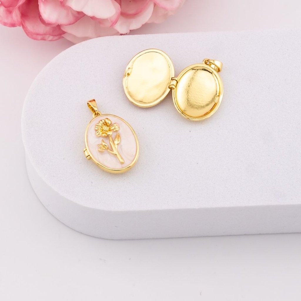 Dije relicario esmaltado de flor baño 18k