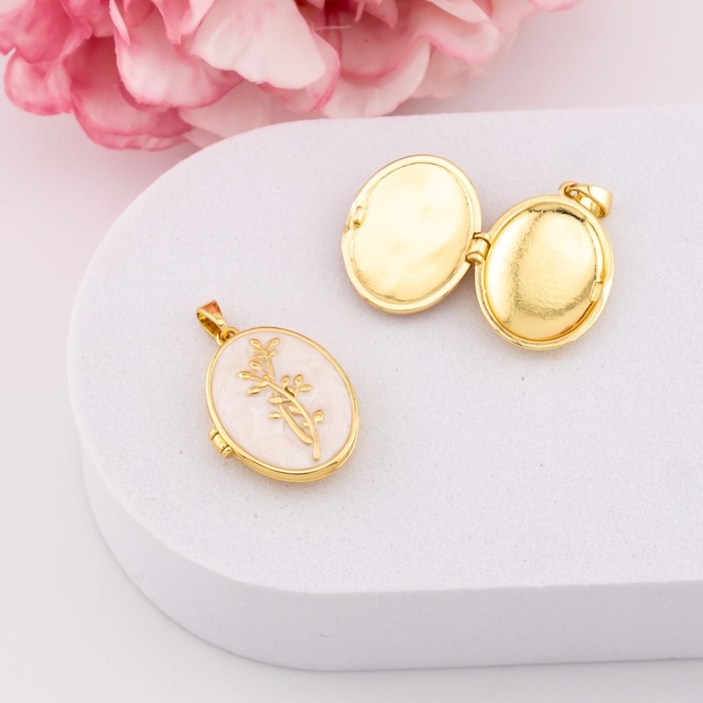Dije relicario esmaltado de flor baño 18k