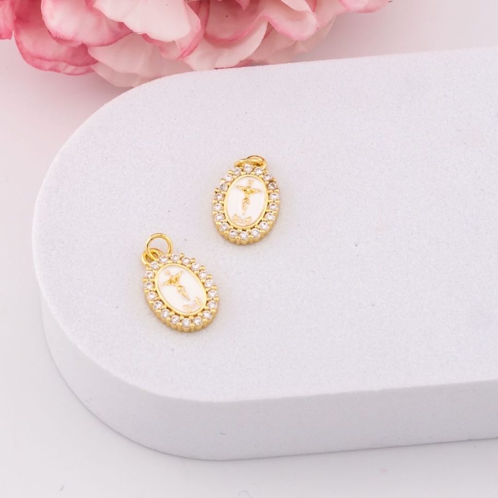 Dije religioso esmaltado con zirconias baño 18k