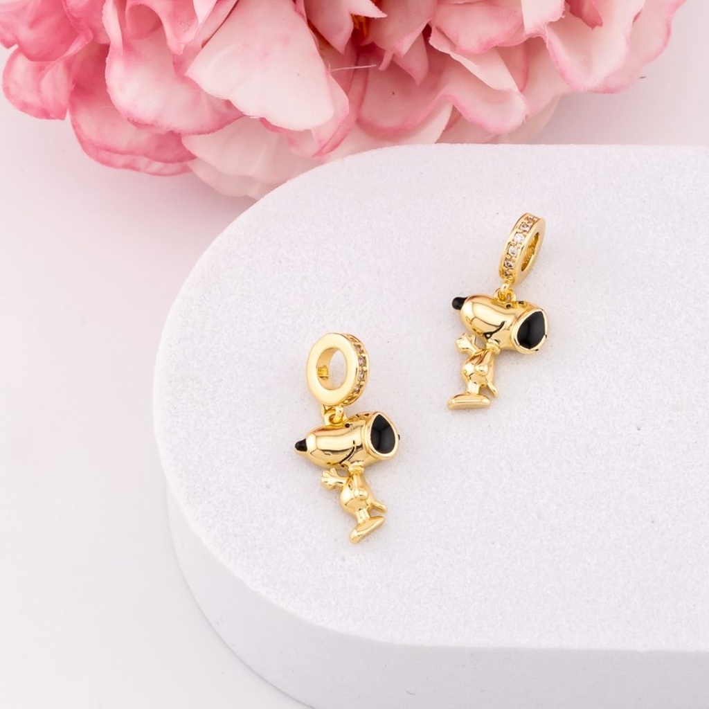 Charm de Snoppy micropave baño 18k