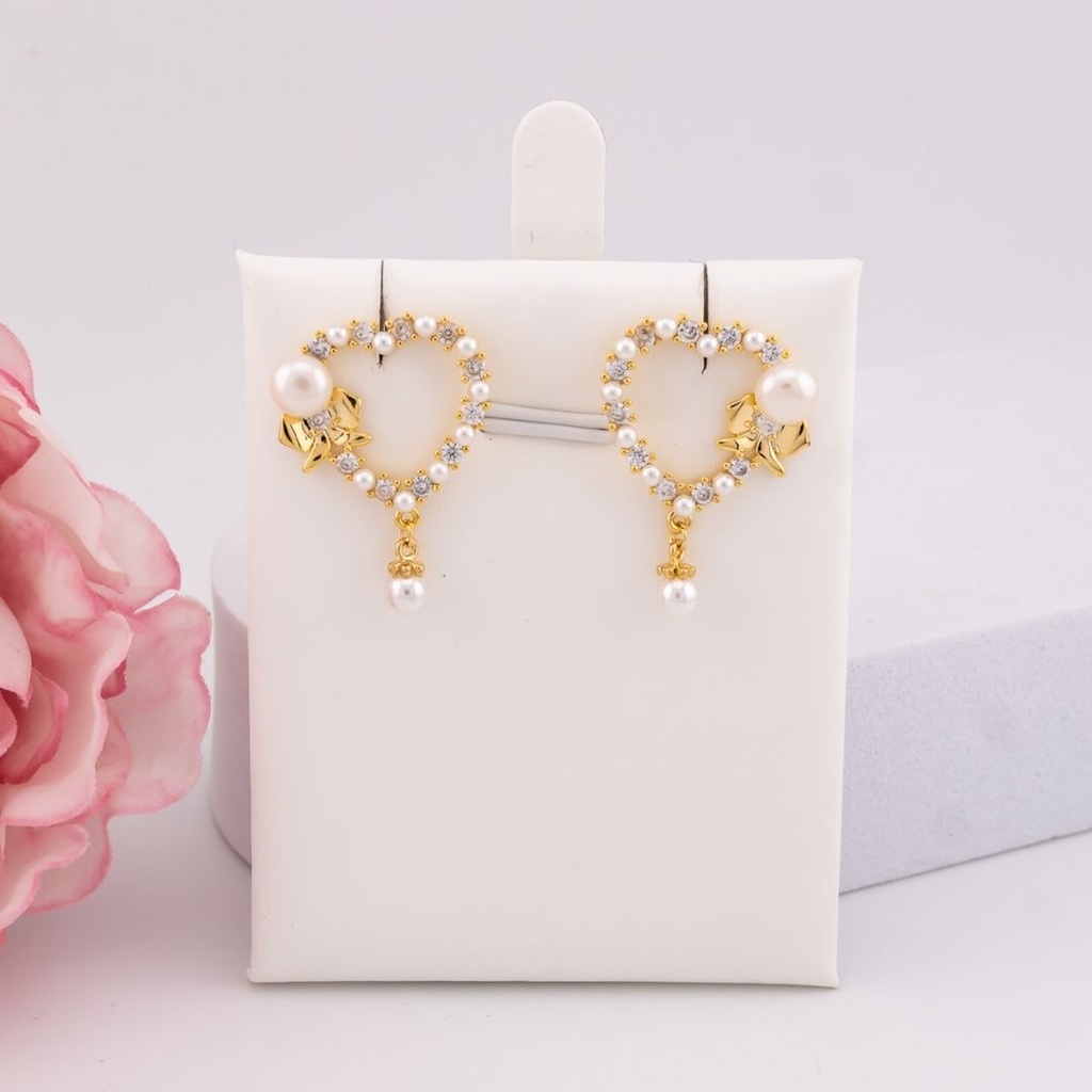 Aretes de corazon con perlas y zirconias baño 18k