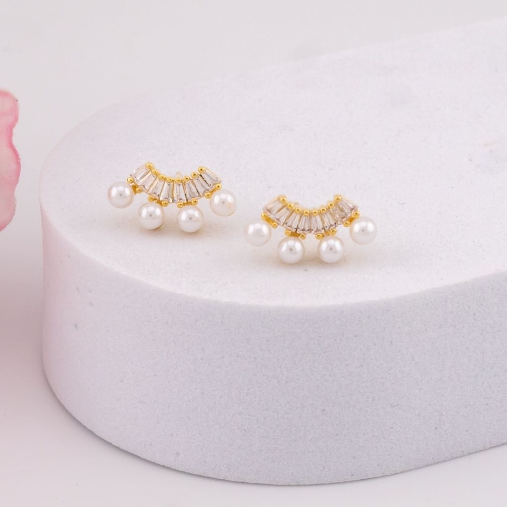 Aretes stud con perlas y zirconias baño 18k