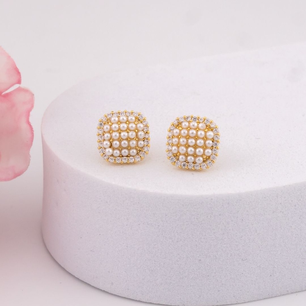 Aretes stud con perlas y zirconias baño 18k