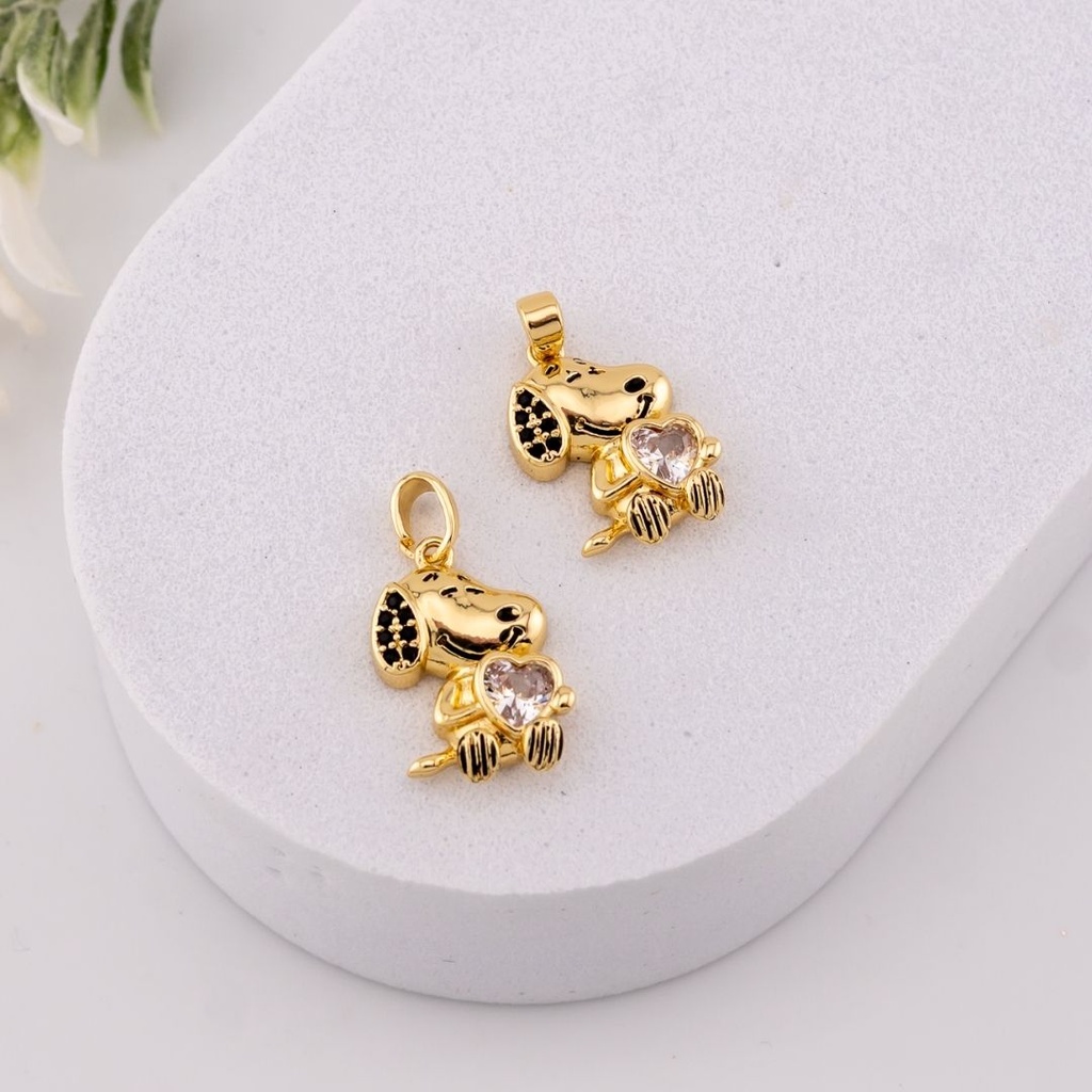Dije de SNOOPY con zirconias baño 18k