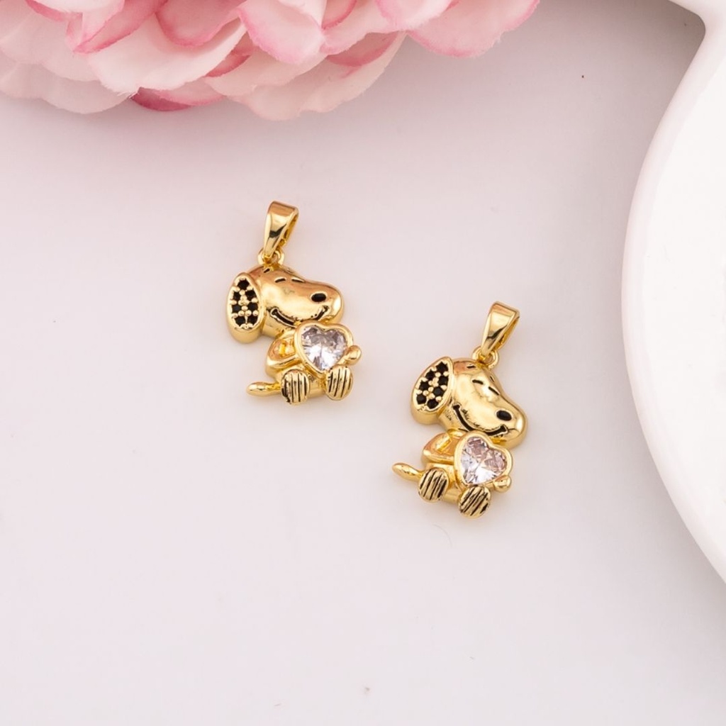 Dije de Snoopy con zirconias baño 18k