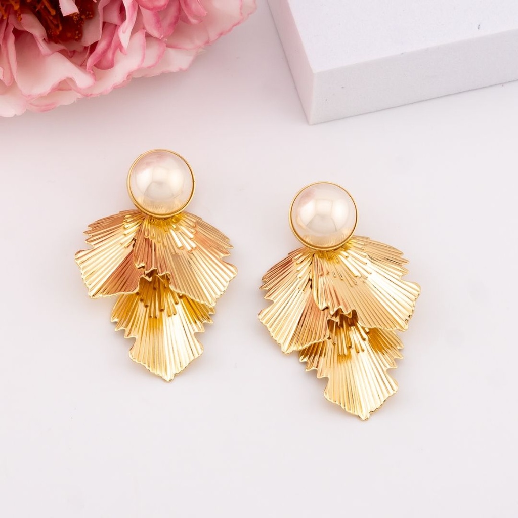 Aretes colgantes con perla shell baño 18k