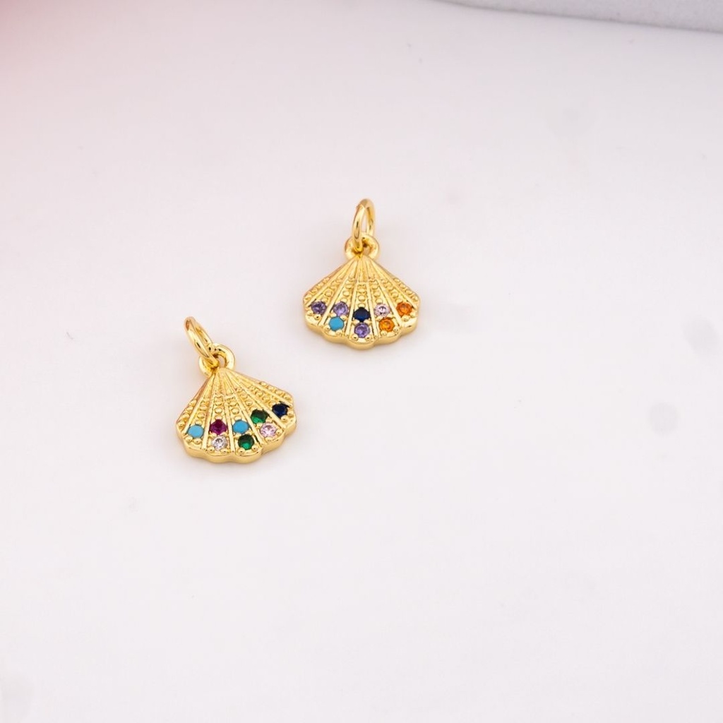 Dije de almeja con zirconias baño 18k