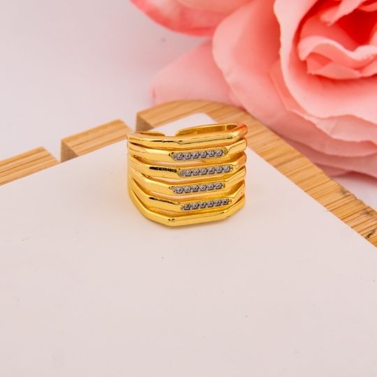 Anillo chunky doble tono con zirconias baño 18k