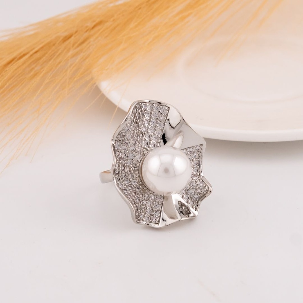 Anillo doble tono con zirconias y perla baño 18k plat