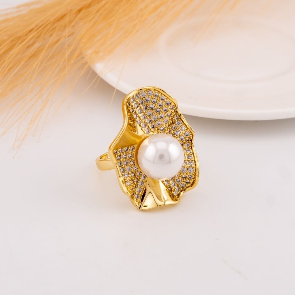 Anillo con zirconias y perla baño 18k