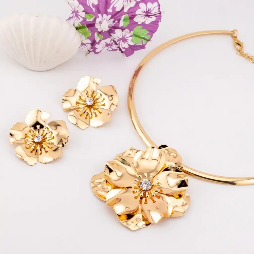 Set de Omega y Aretes de flor baño 18k