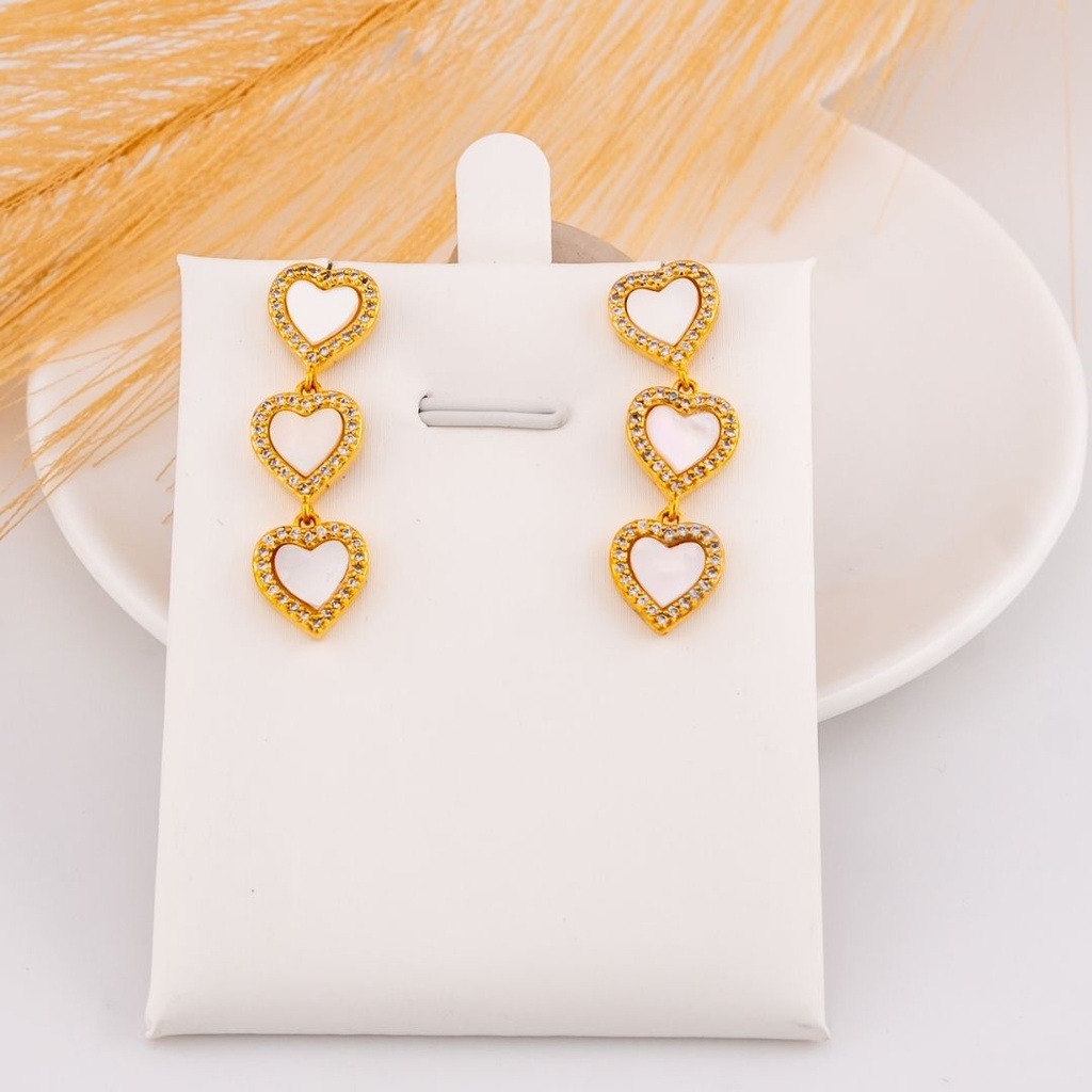 Aretes colgantes de corazon con madre berla baño 18k