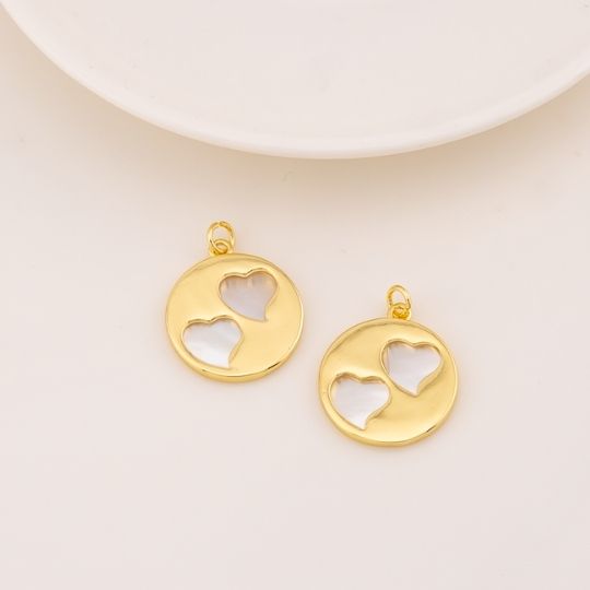 Dije redondo corazones con concha nacar baño 18k