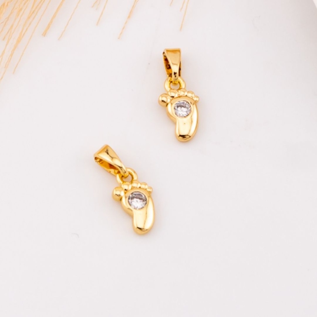 Dije piecito baño 18k