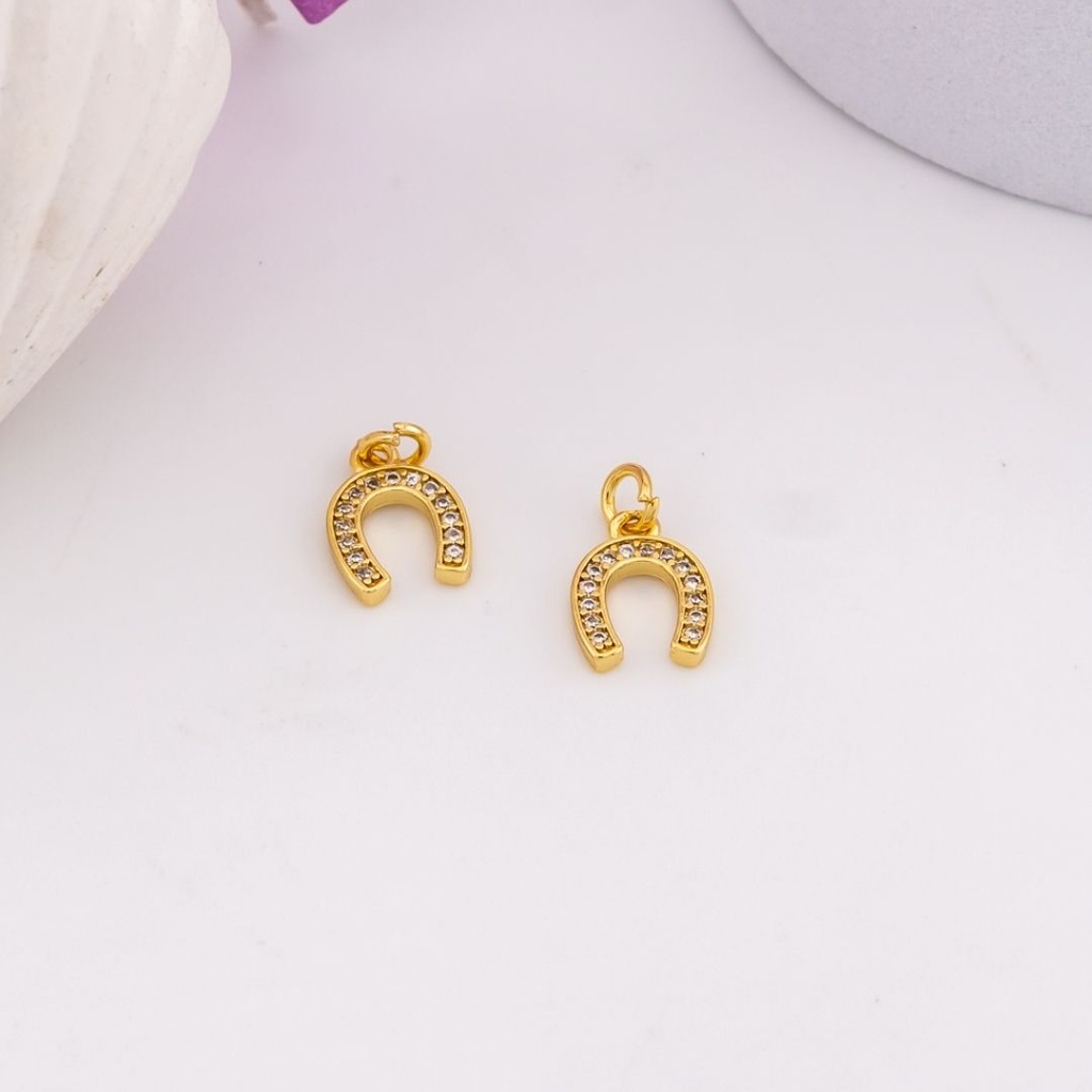 Dije de herradura con zirconias baño 18k
