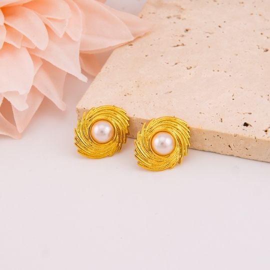 Aretes stud con perlas en acero inoxidable