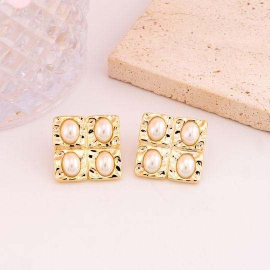 Aretes cuadrados con perlas baño 18k