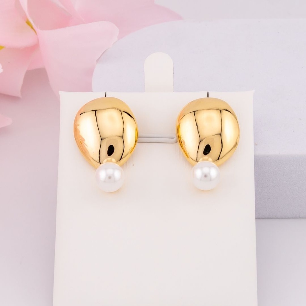Aretes stud con perlas baño 18k