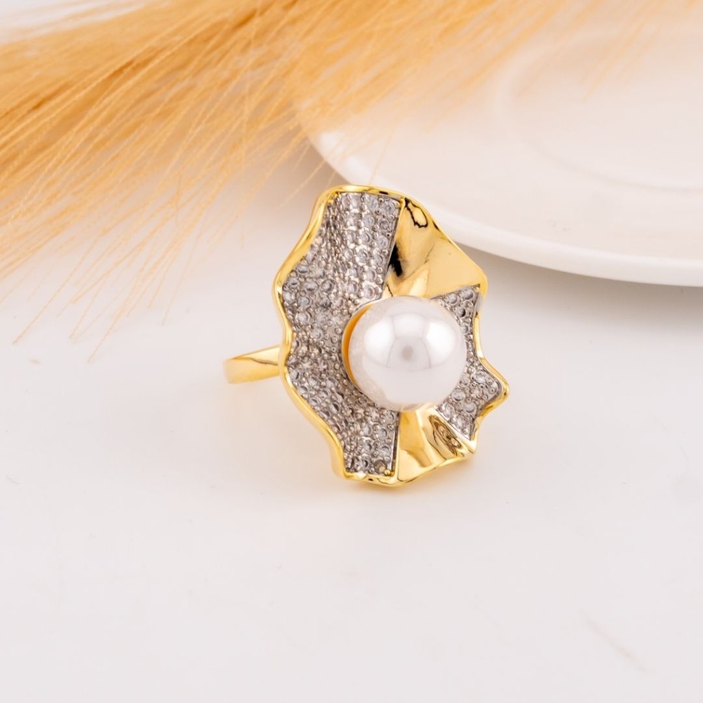 Anillo doble tono con zirconias y perla baño 18k