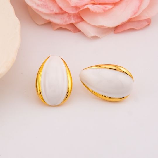 Aretes stud de gota esmaltados baño 18k