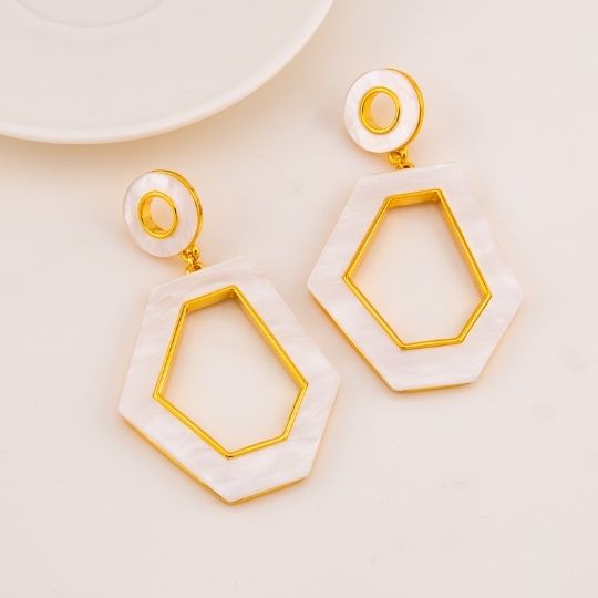 Aretes colgantes concha nacar baño 18k