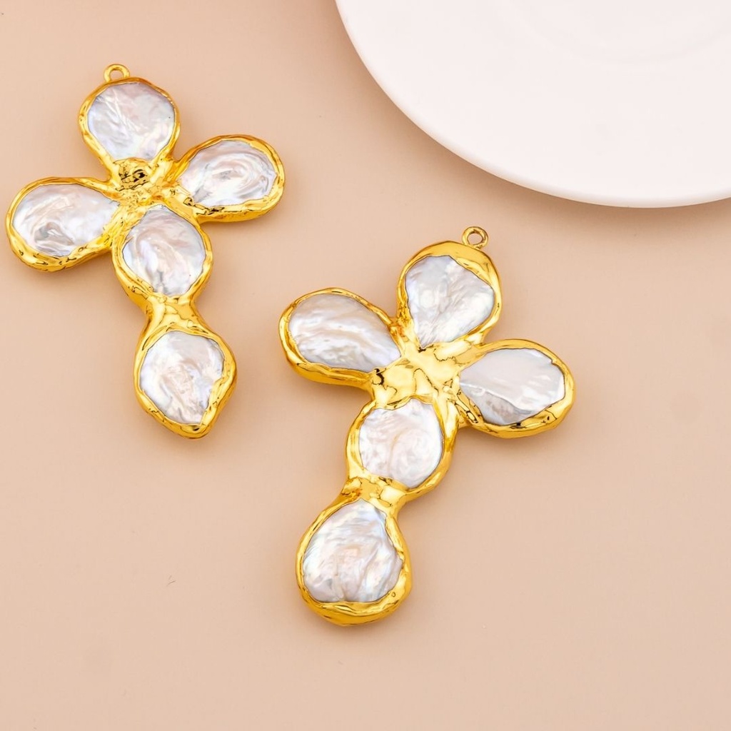 Dije de cruz con perlas barroca engastado en Goldfilled