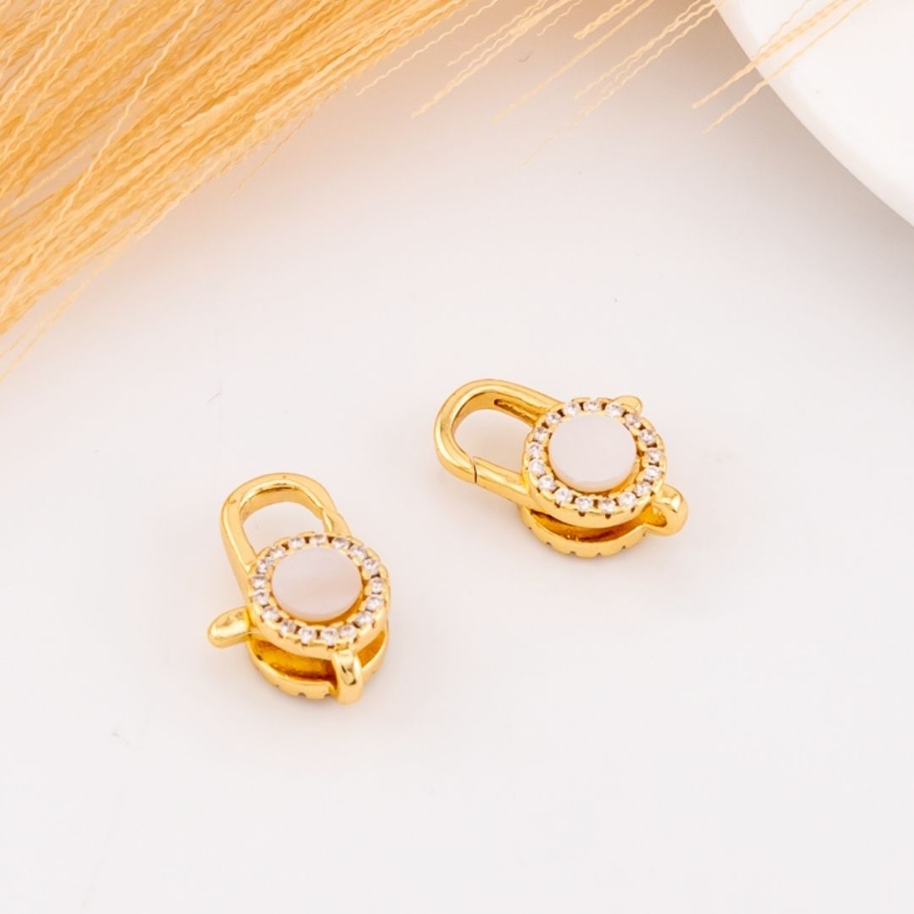 Broche con zirconias y madre perla baño 18k