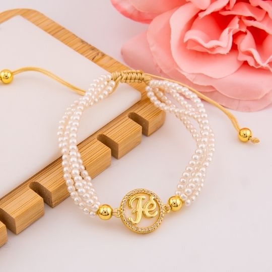 Pulsera de perlas ajustable religiosa con zirconias baño 18k