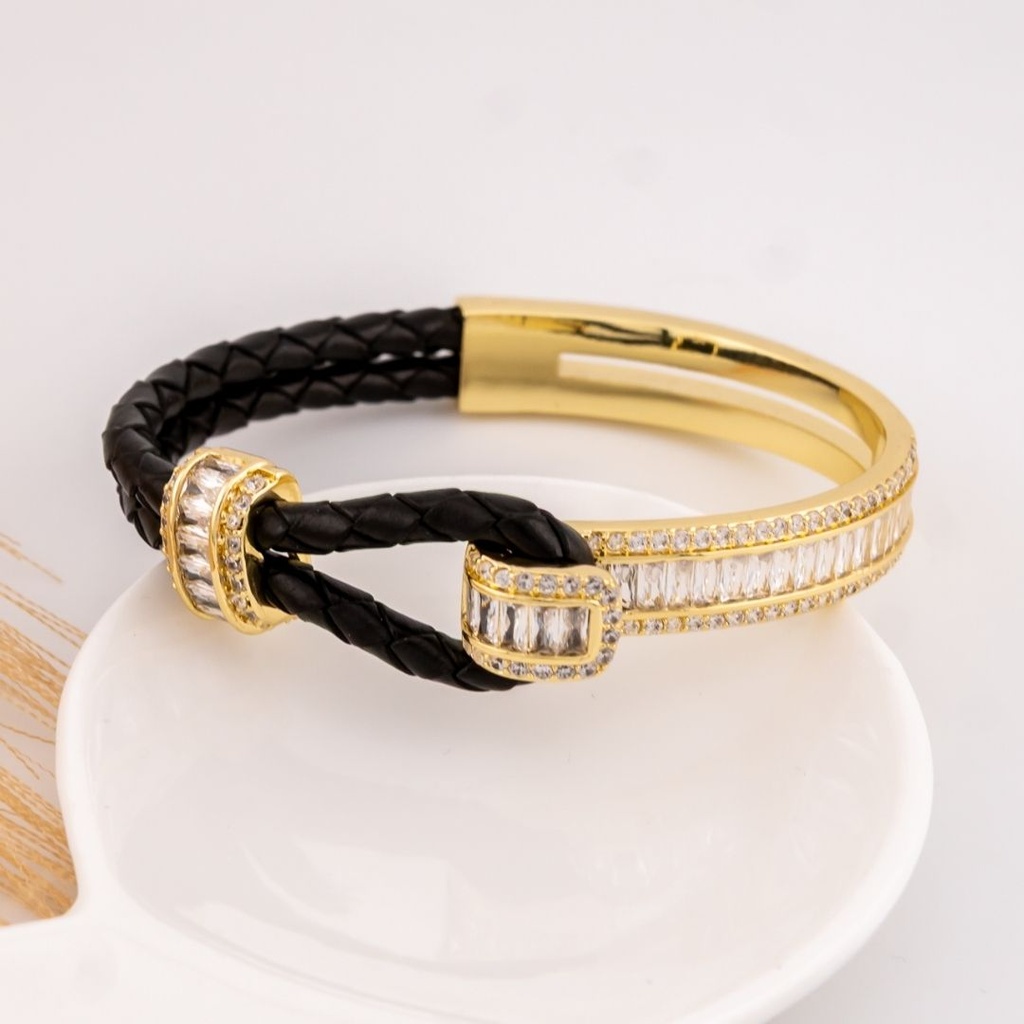 Brazalete de cuero y zirconias baño 18k negra