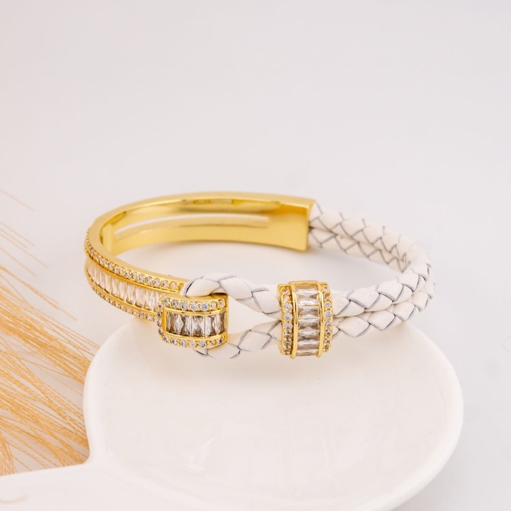 Brazalete de cuero y zirconias baño 18k blanco