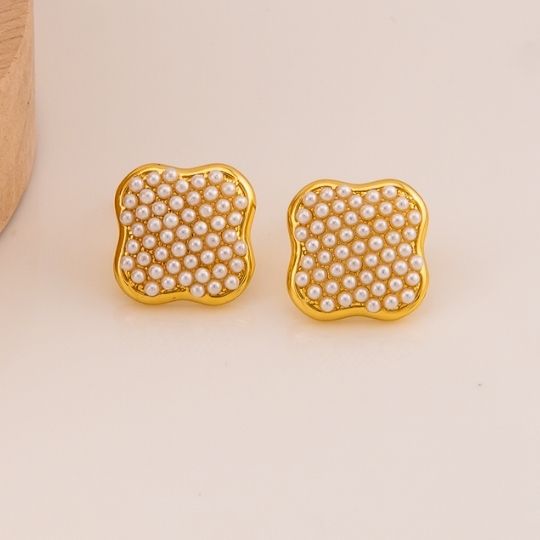 Aretes stud de trebol con perlas baño 18k