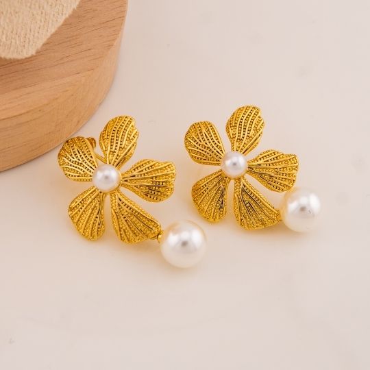 Aretes de flor con perlas colgantes baño 18k