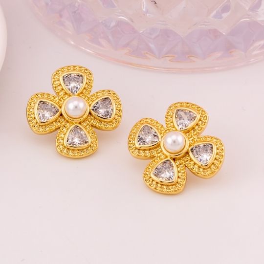 Aretes stud de flor con zirconias y perlas baño 18k