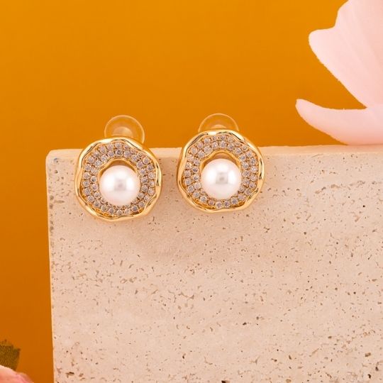 Aretes stud redondos con perlas y zirconias baño 18k
