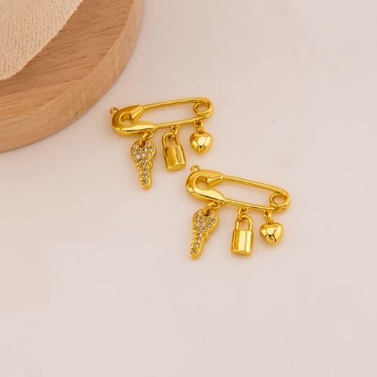 Dije de gancho con colgantes en micropave
