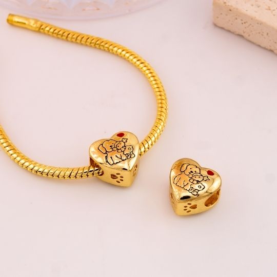 Charm en forma de corazon con ilustracion de perrito baño 18k