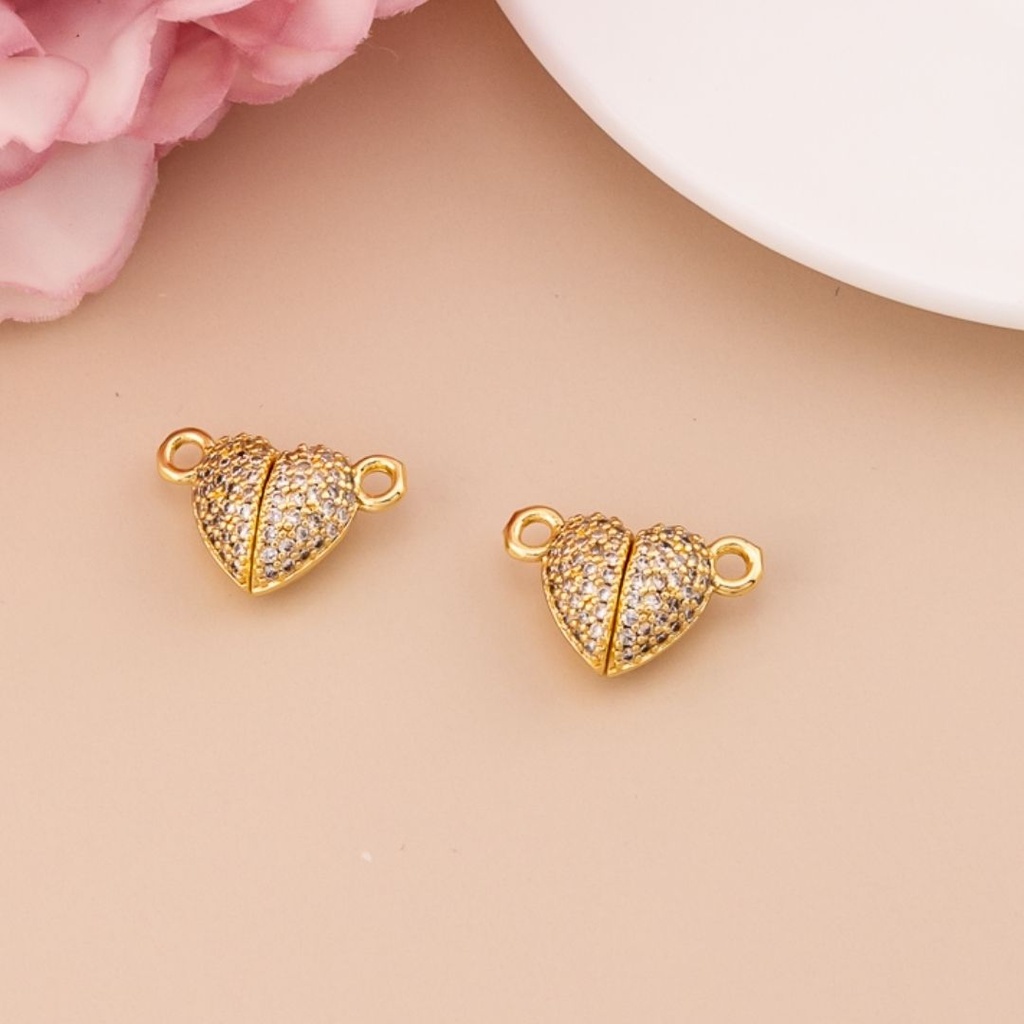 Broche de corazon con zirconias e iman baño 18k