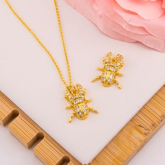 Dije de escarabajo con micropave